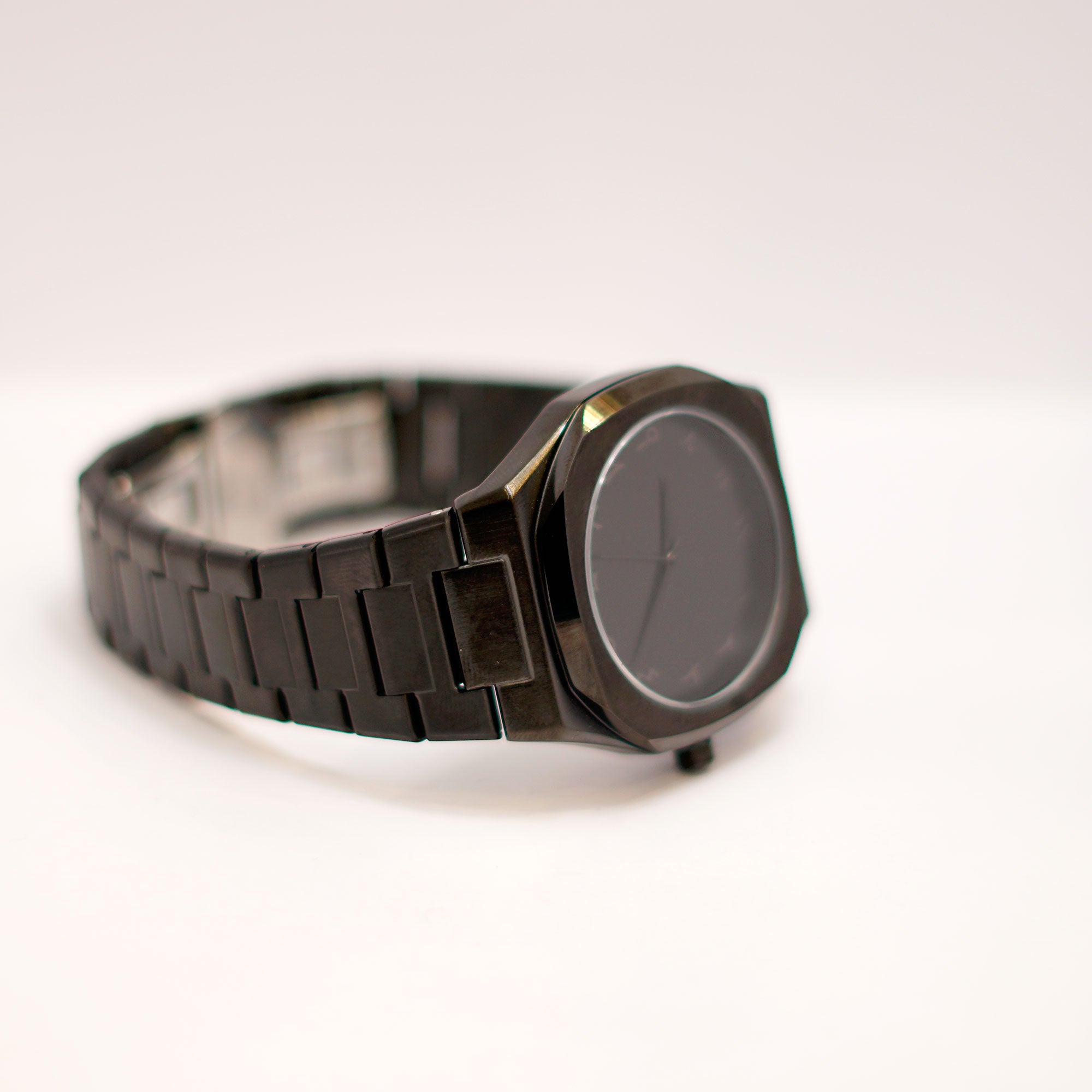 Modern Steel Watch with Arabic Numerals and Metal Bracelet