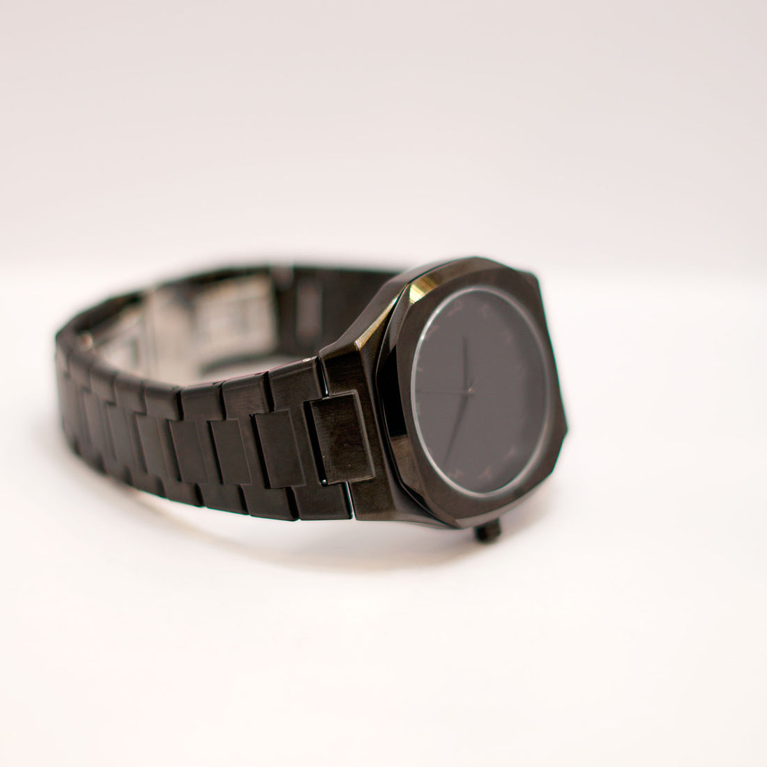 Modern Steel Watch with Arabic Numerals and Metal Bracelet